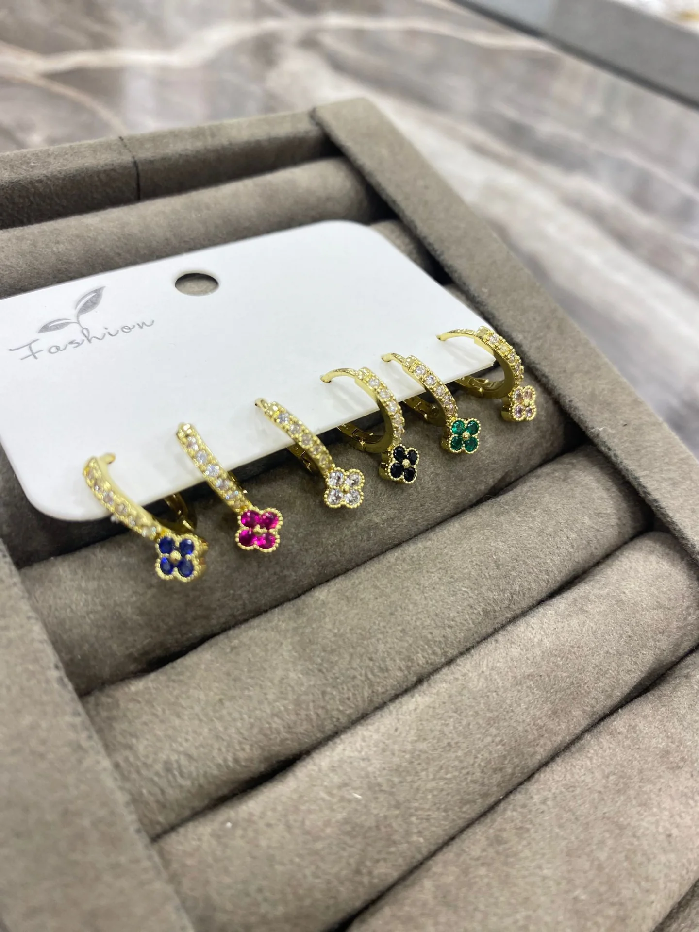 Taşlı Çiçek Figürlü Gümüş Renk Küpe Seti