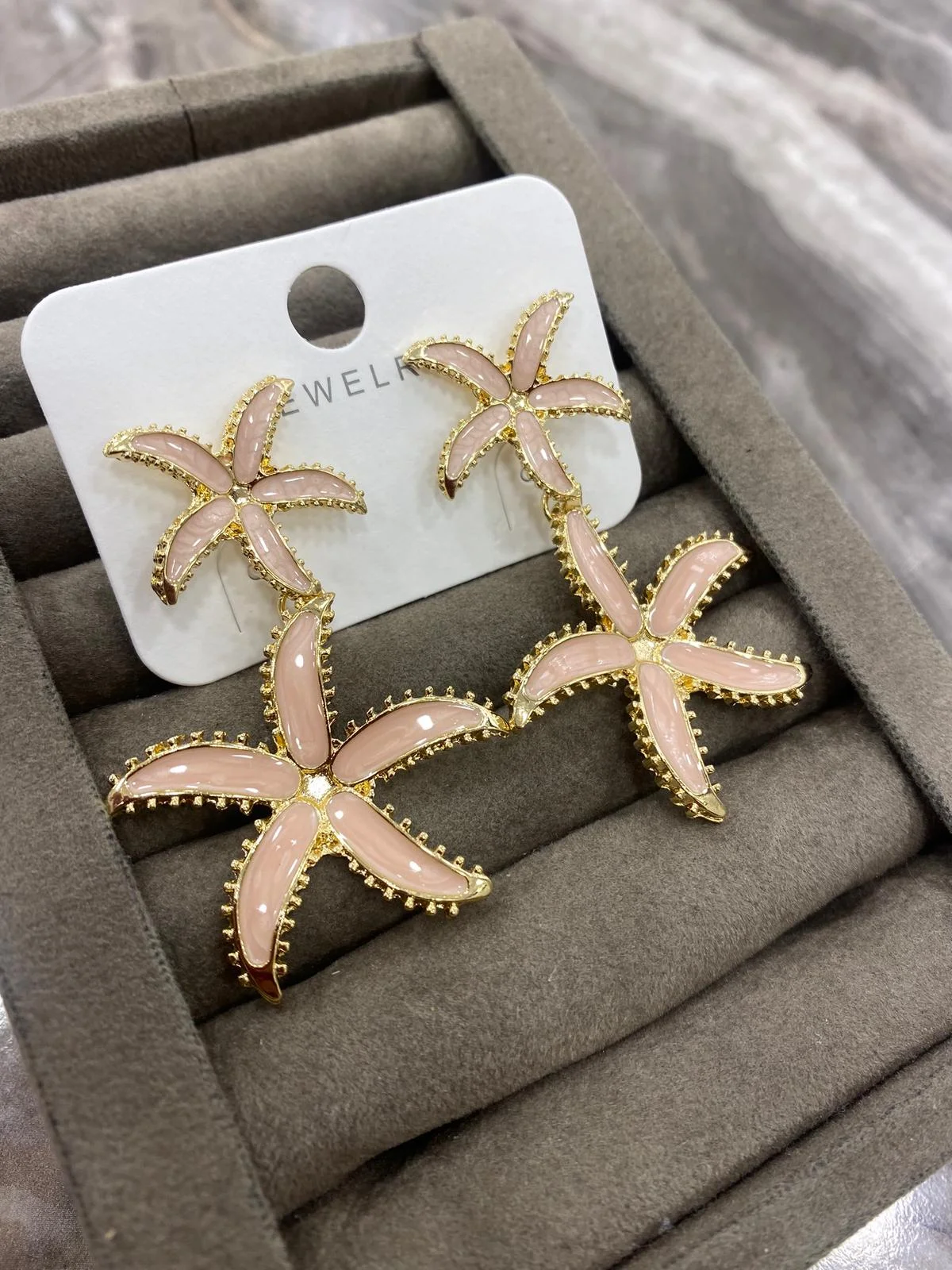 Altın Renk Pembe Enamel Yıldız Balığı Küpe