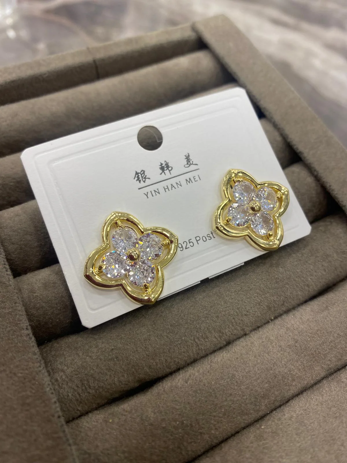 Altın Renk Işıltılı Çiçek Küpe