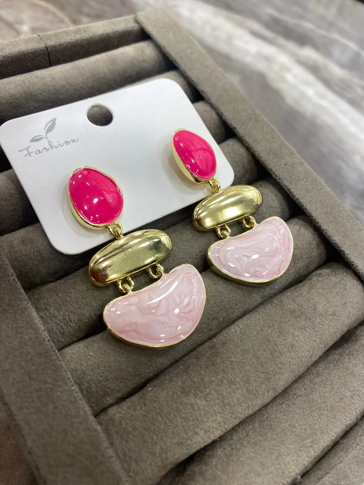 Pembe Renk Modern Form Sallantılı Küpe