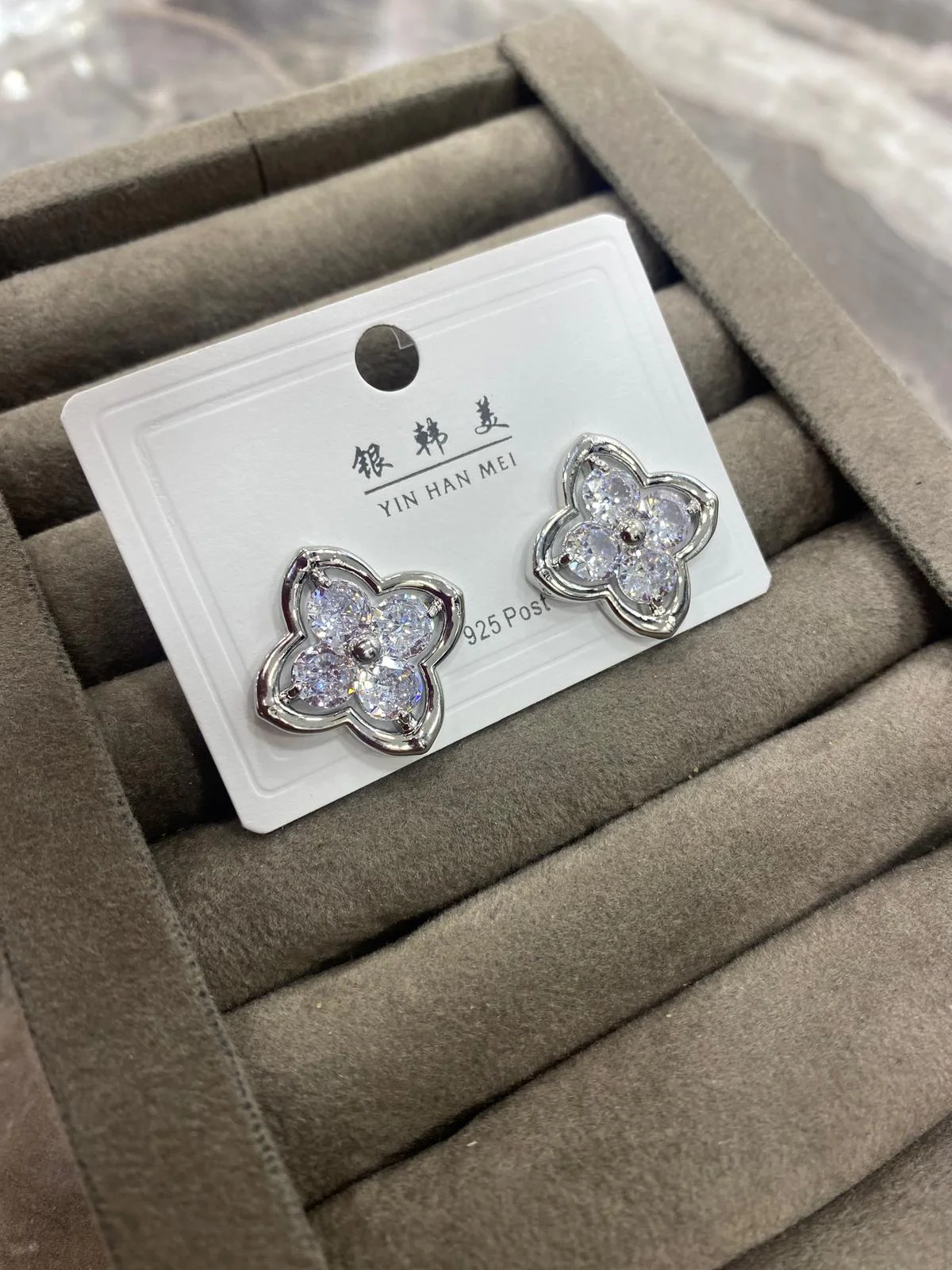 Gümüş Renk Işıltılı Çiçek Küpe