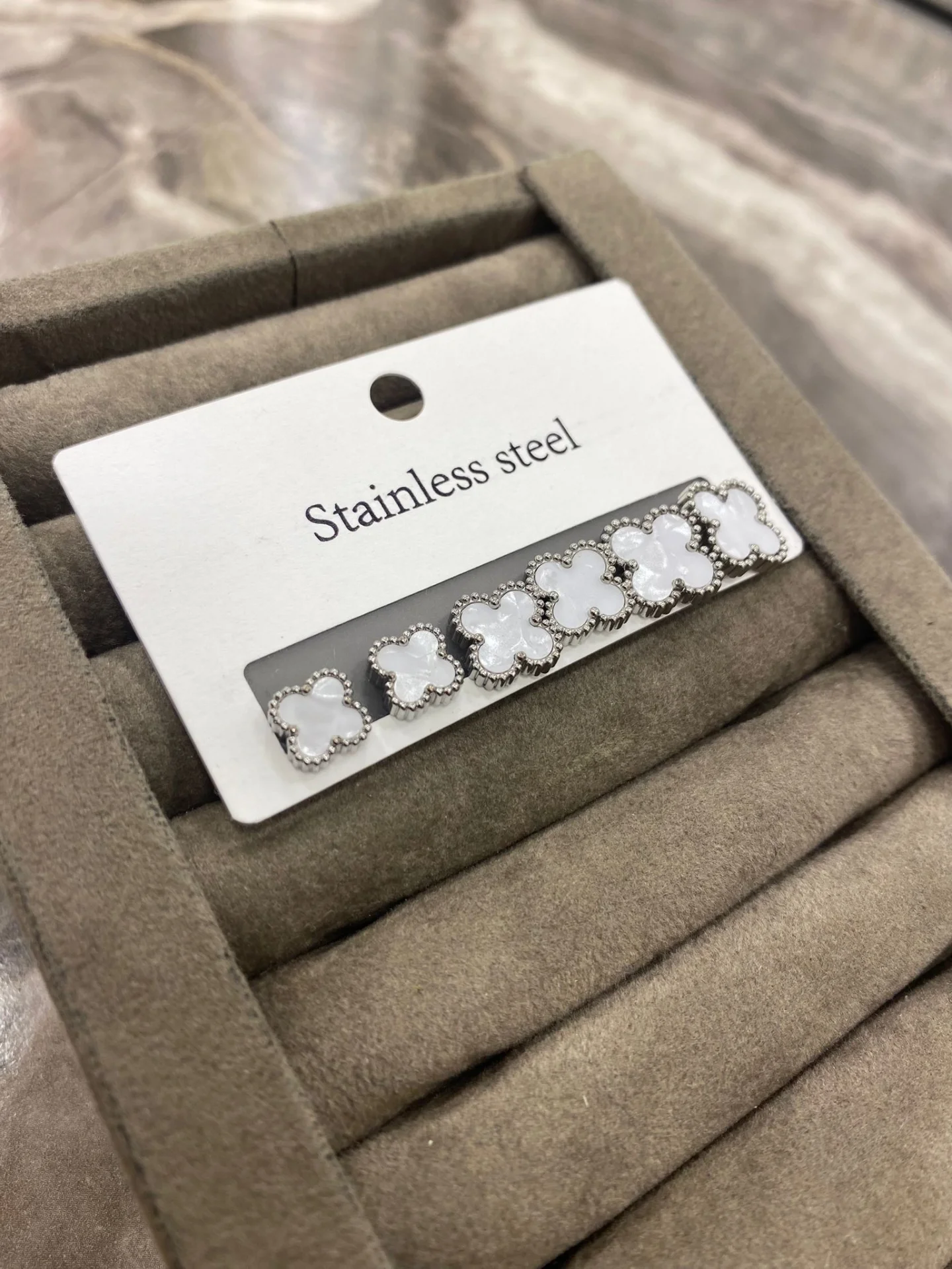 Beyaz Dört Yapraklı Çelik Küpe Seti