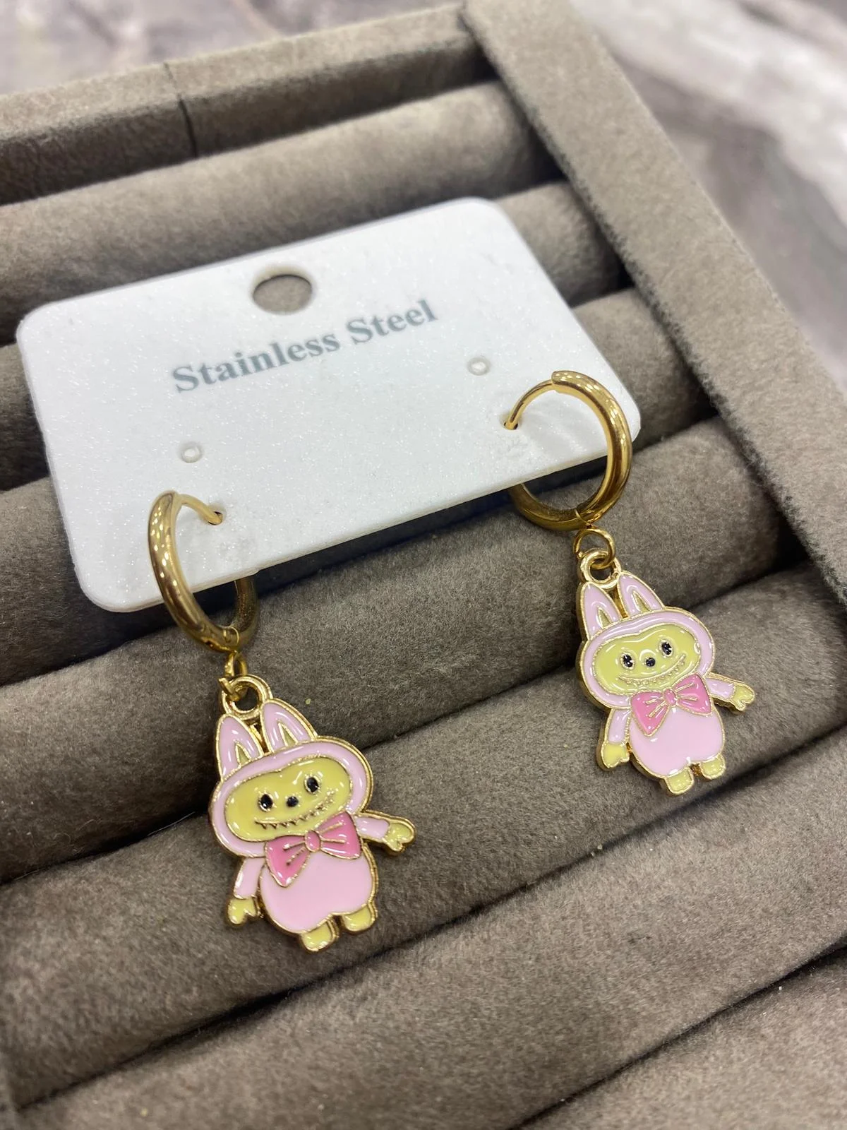 Altın Renk Pembe Figürlü Küpe