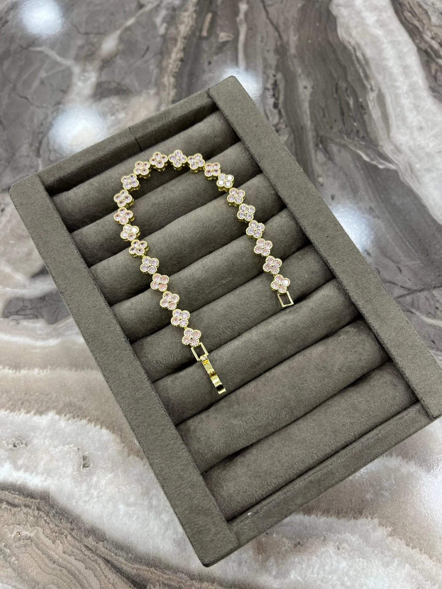 Pembe Çiçek Model Taş Detaylı Altın Renk Çelik Bileklik