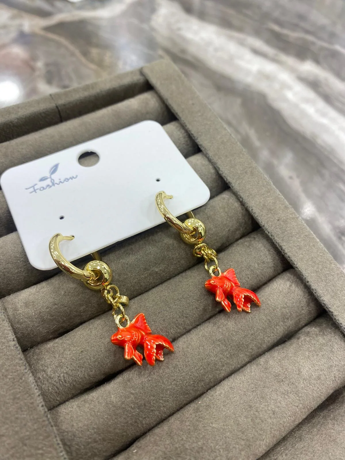 Kırmızı Mineli Balık Figürlü Altın Renk Küpe