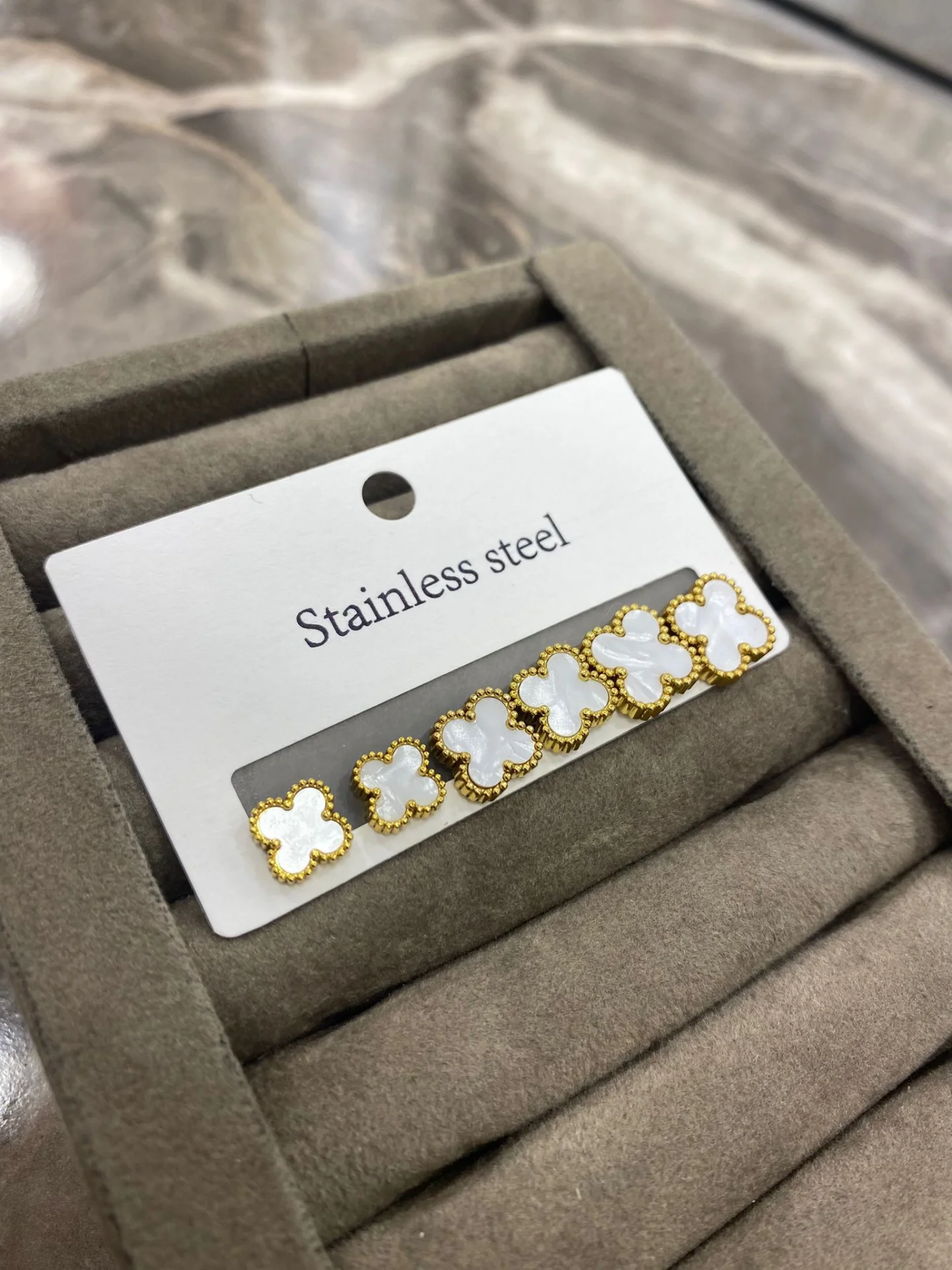 Altın Renk Dört Yapraklı Yonca Çelik Küpe Seti