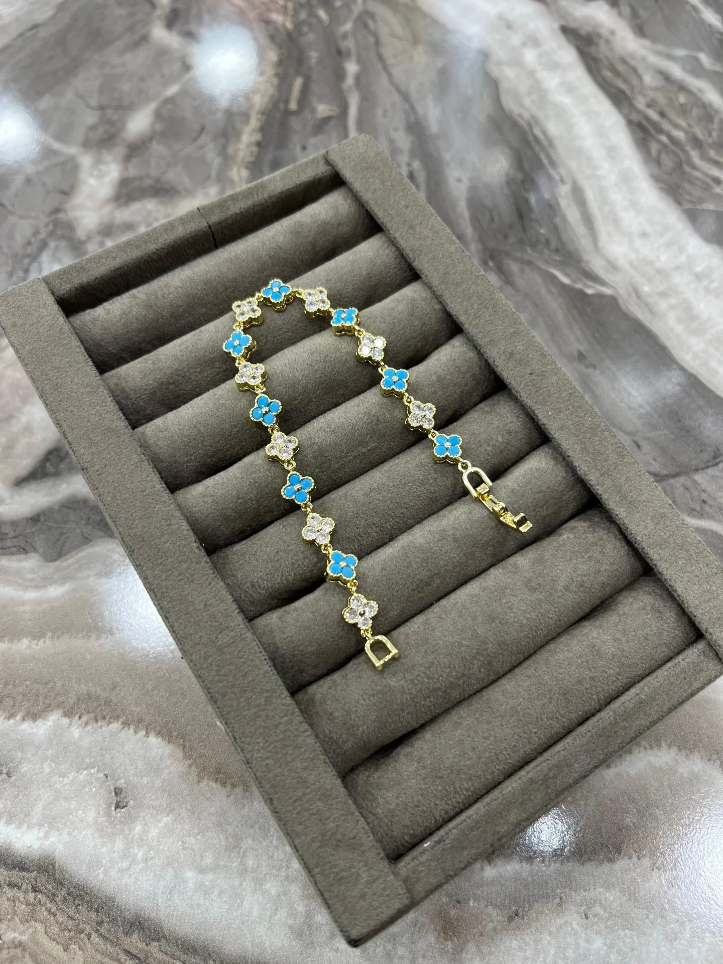 Altın Renk Mavi Yonca Taşlı Çelik Bileklik