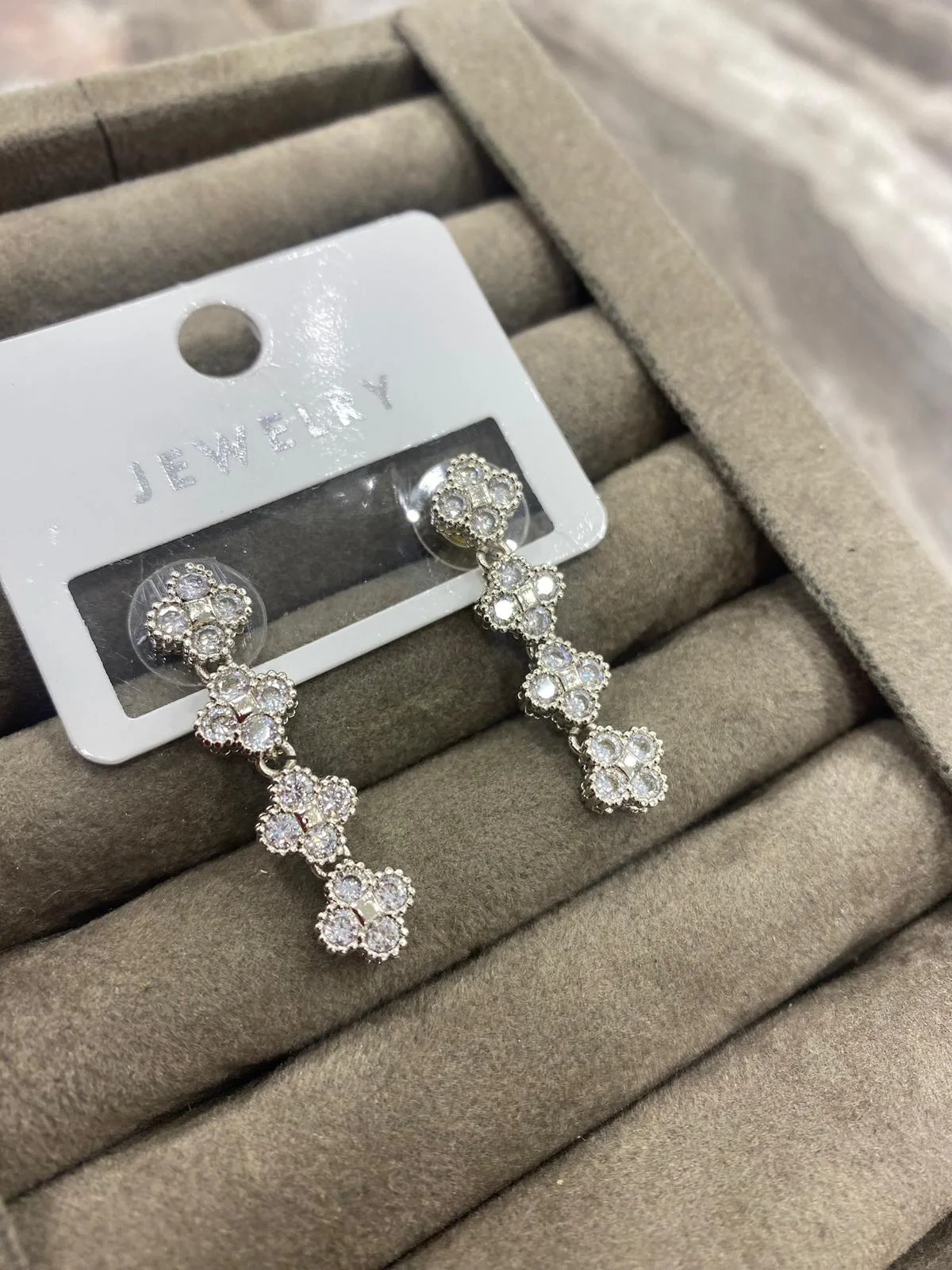 Gümüş Renk Taşlı Çiçek Sallantılı Küpe