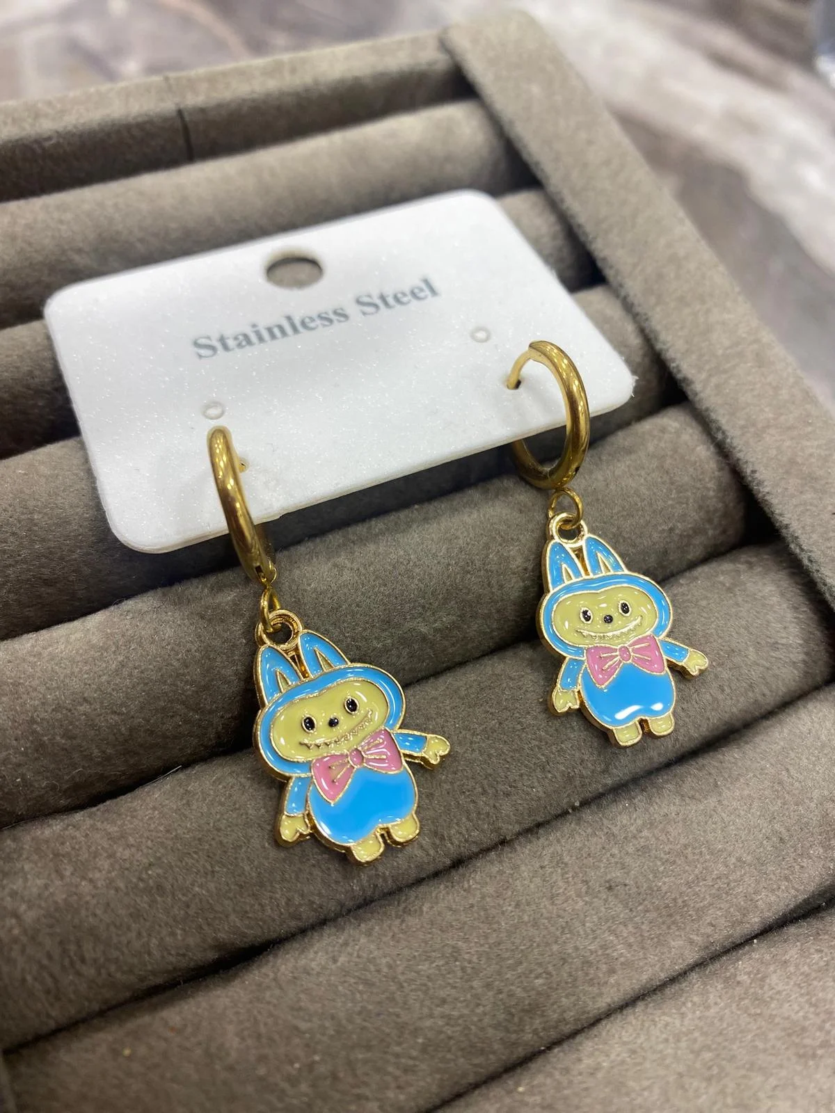 Altın Renk Mavi Figürlü Küpe