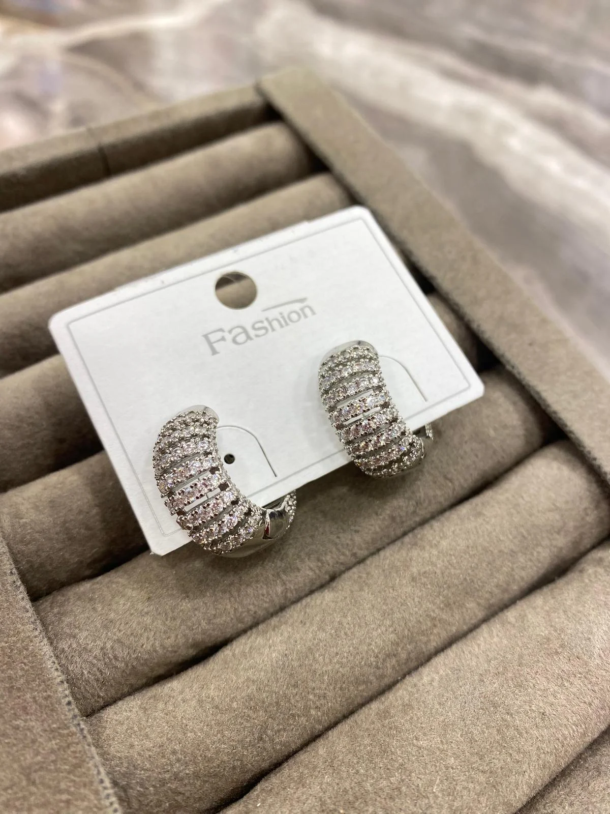 Gümüş Renk Sıralı Zirkon Taşlı Büyük Halka Küpe