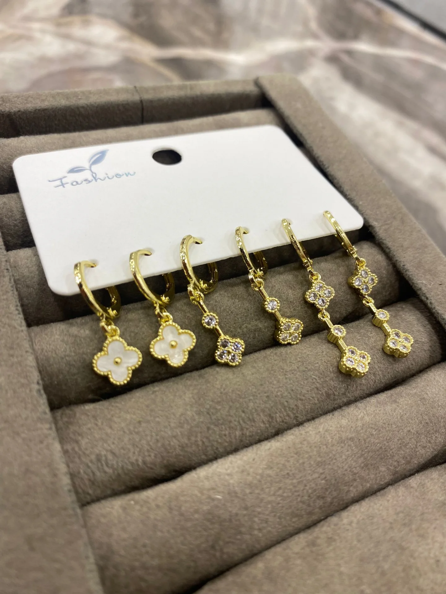 Altın Renk Çiçek Detaylı Zarif Küpe Seti 