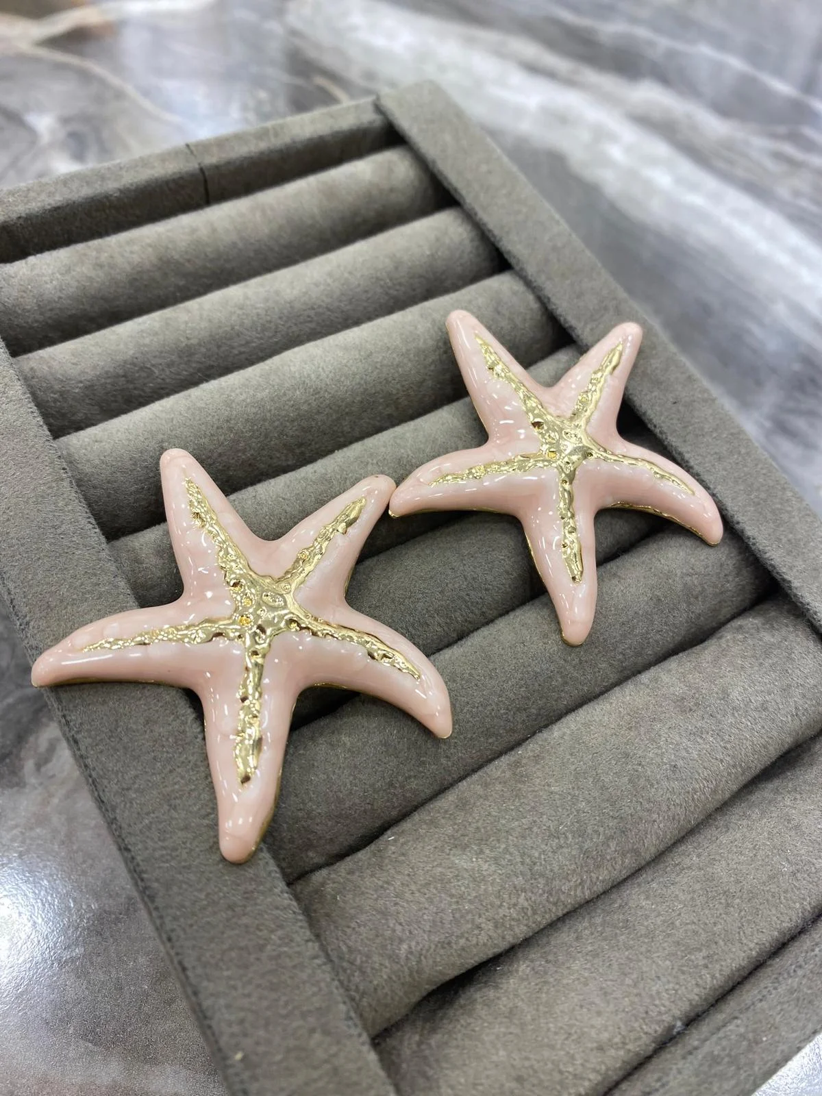 Altın Detaylı Pembe Enamel Yıldız Balığı Küpe