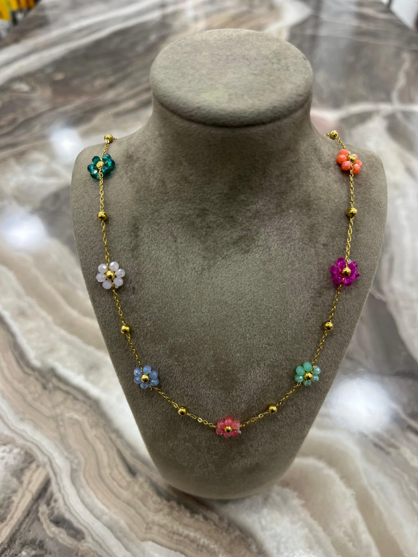 Altın Renk Çiçek Detaylı Çelik Kolye