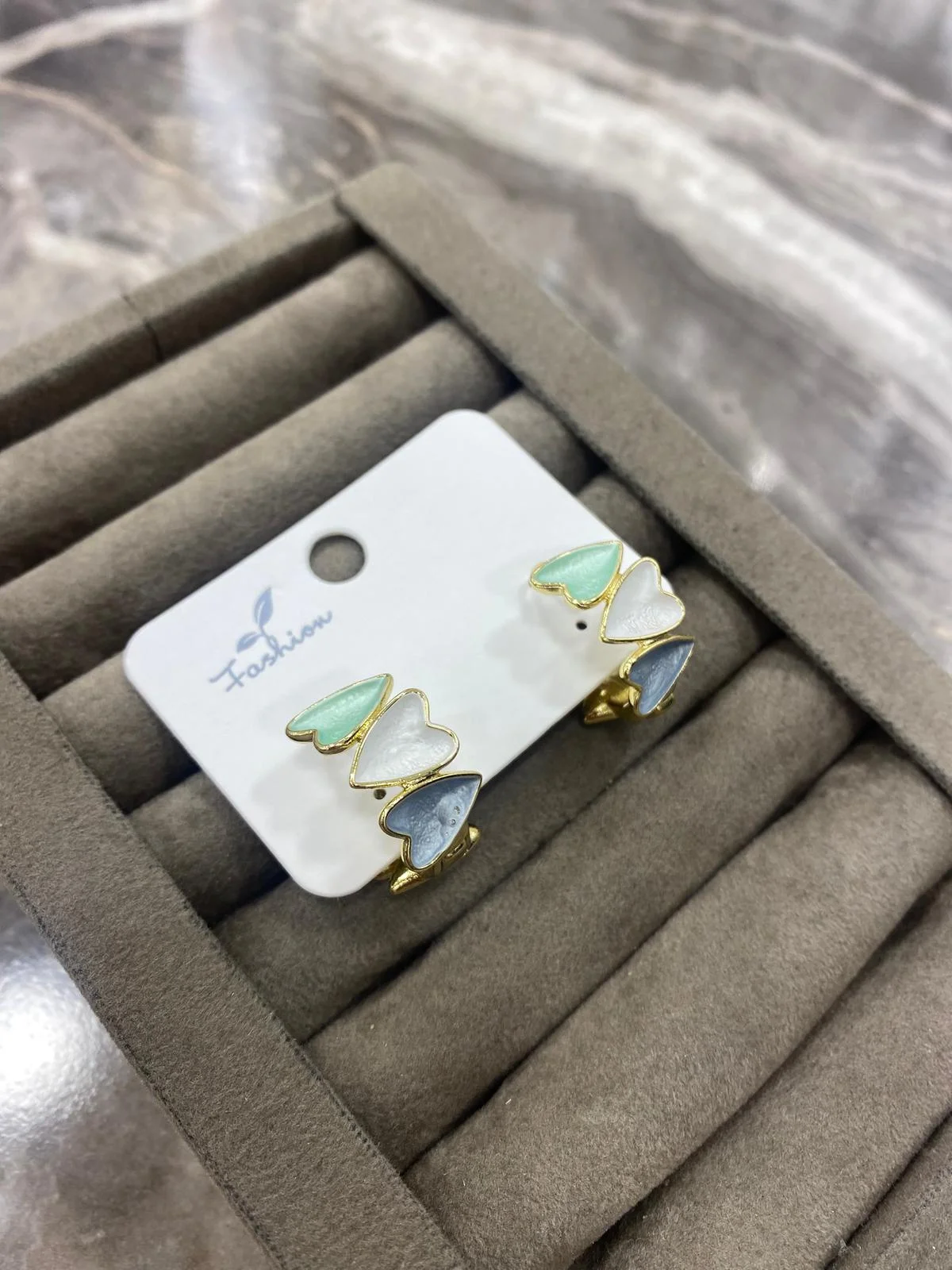 Pastel Üç Renk Kalp Detaylı Altın Renk Küpe