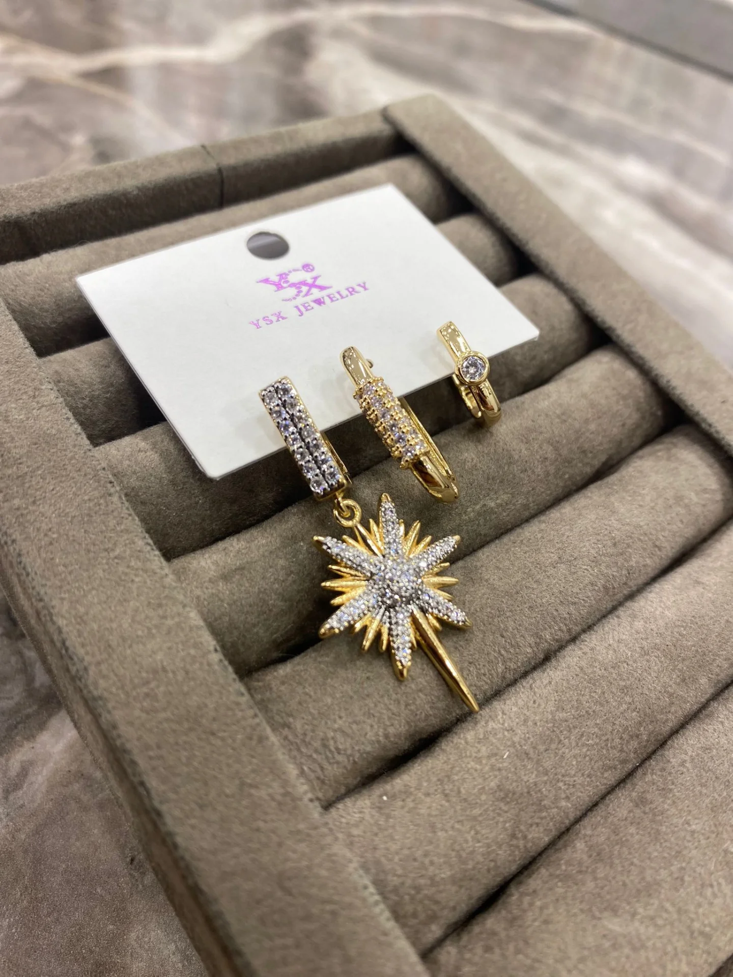 Altın Renk Yıldız Parıltılı Tek Küpe Seti