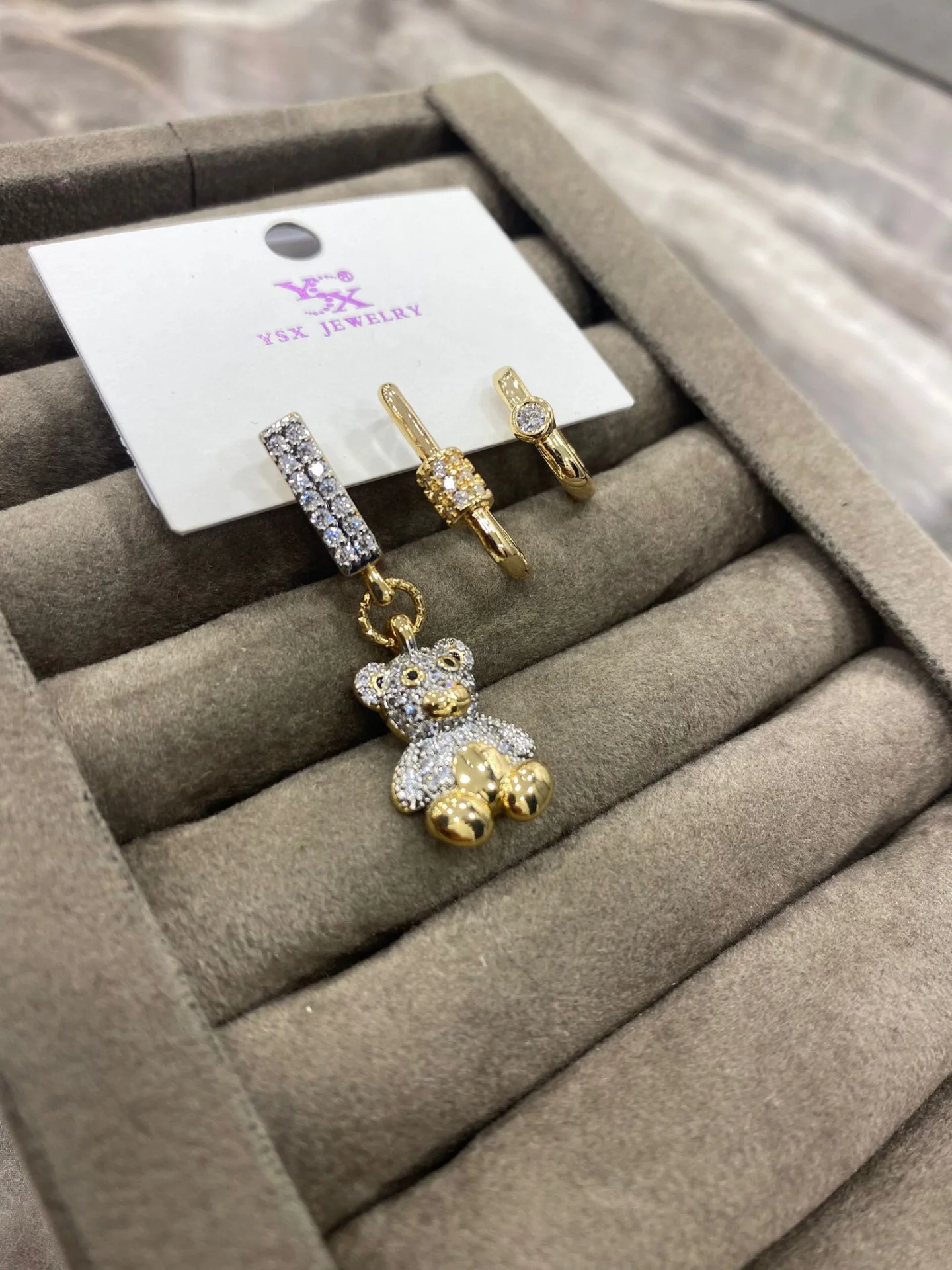 Altın Renk Ayıcık Figürlü Taşlı Tek Küpe Seti