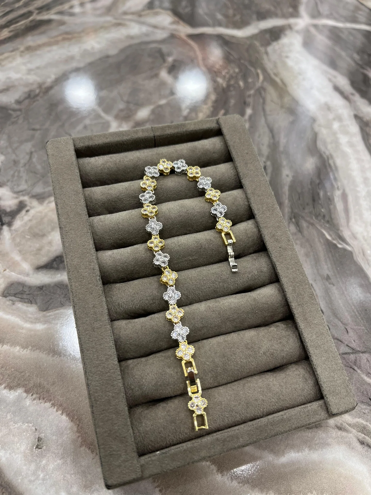 Altın Detaylı Taşlı Çiçek Model Çelik Bileklik