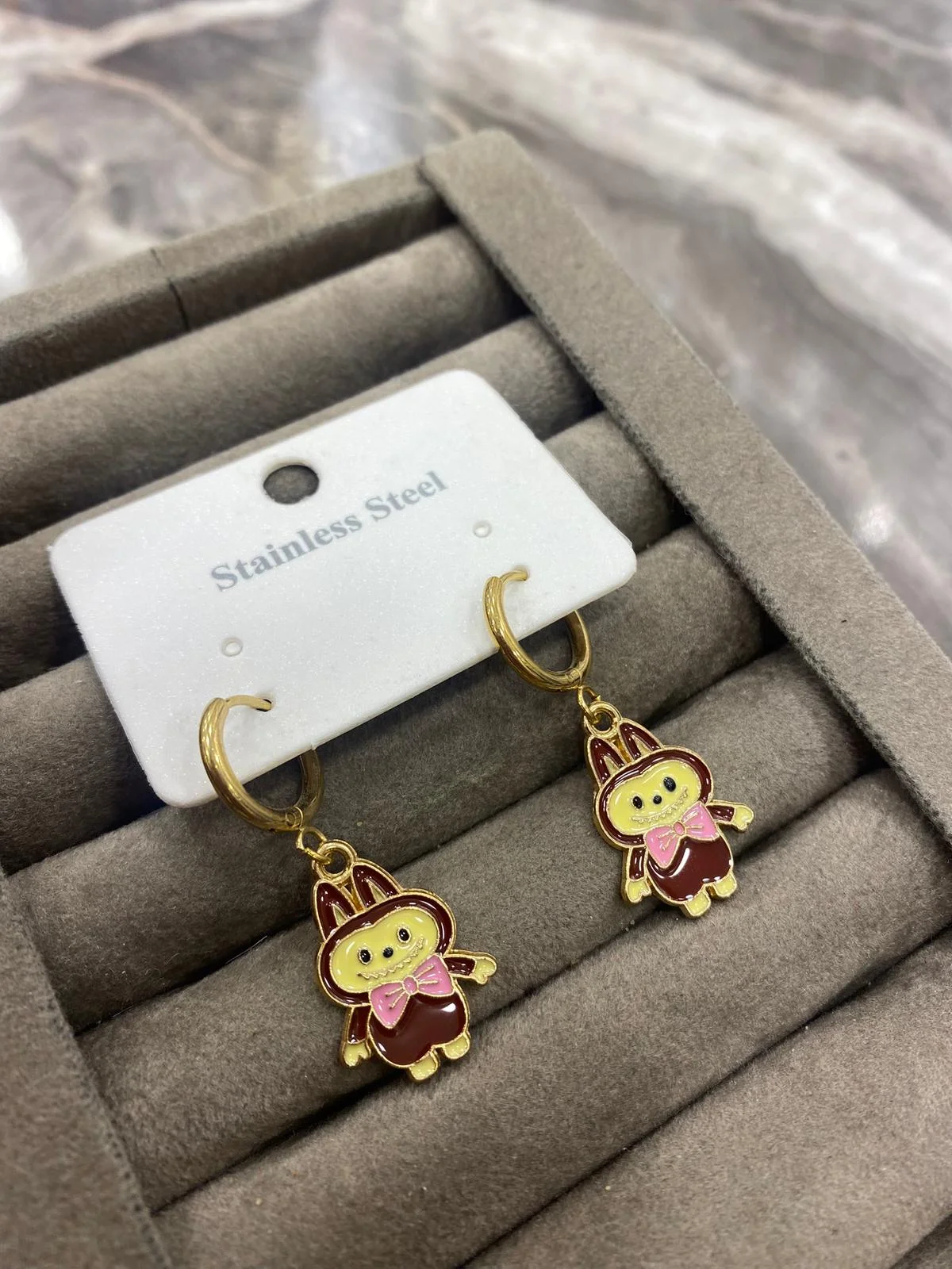 Altın Renk Figürlü Küpe