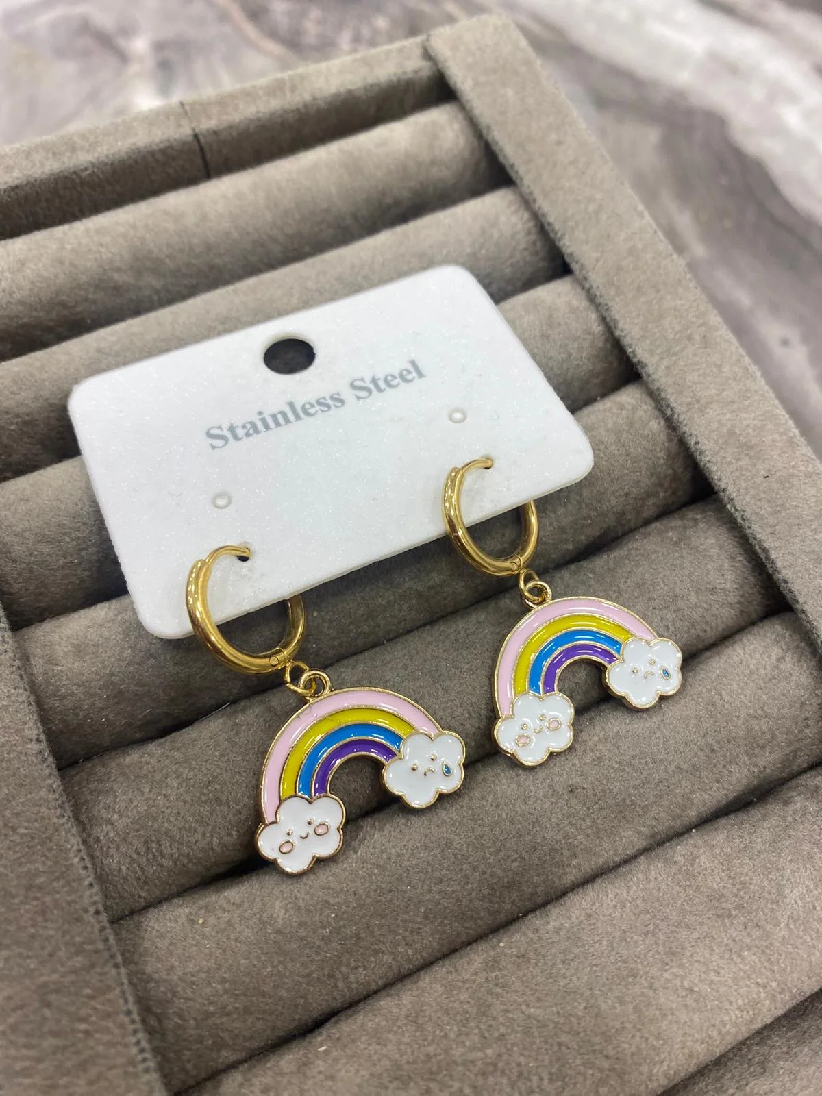 Altın Renk Gökkuşağı Figürlü Küpe