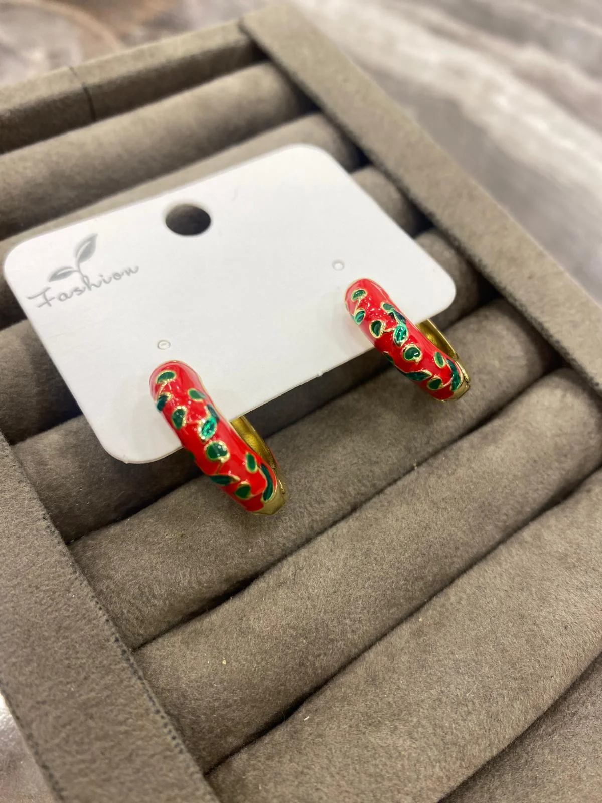 Kırmızı Zemin Çilek Desenli Halka Küpe