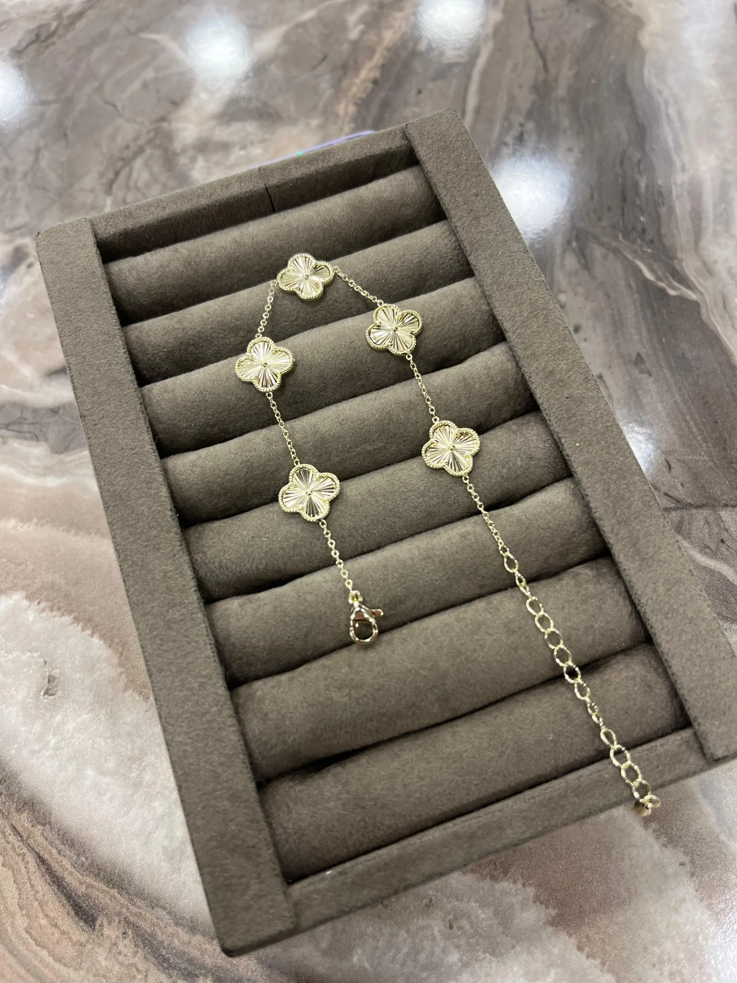  Yonca Model Altın Renk Çelik Bileklik