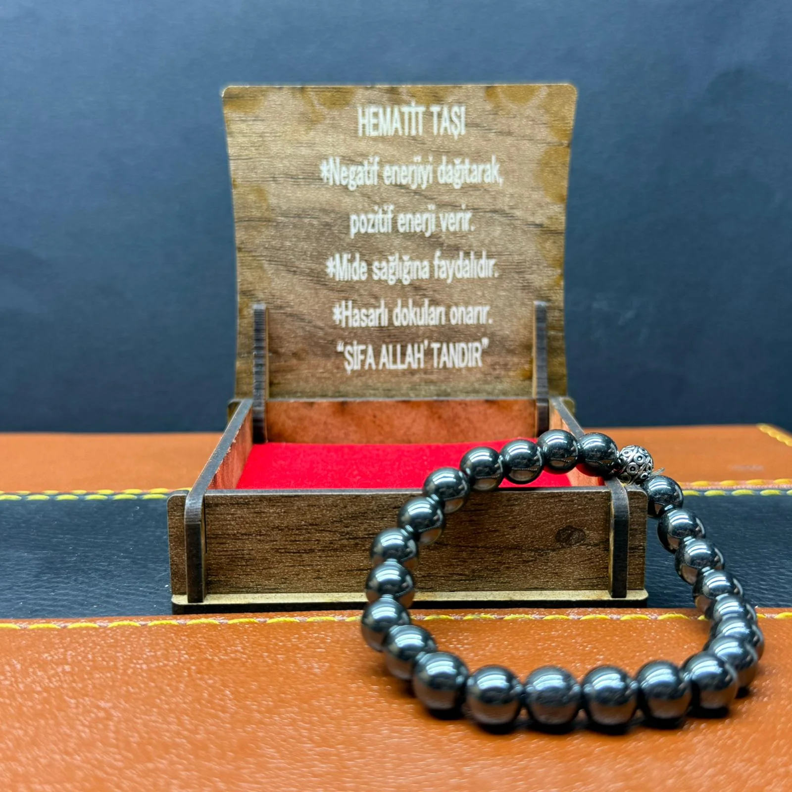 Özel Ahşap Kutulu Fasetli Hematit Taşı Bileklik – Küre Kesim 8MM