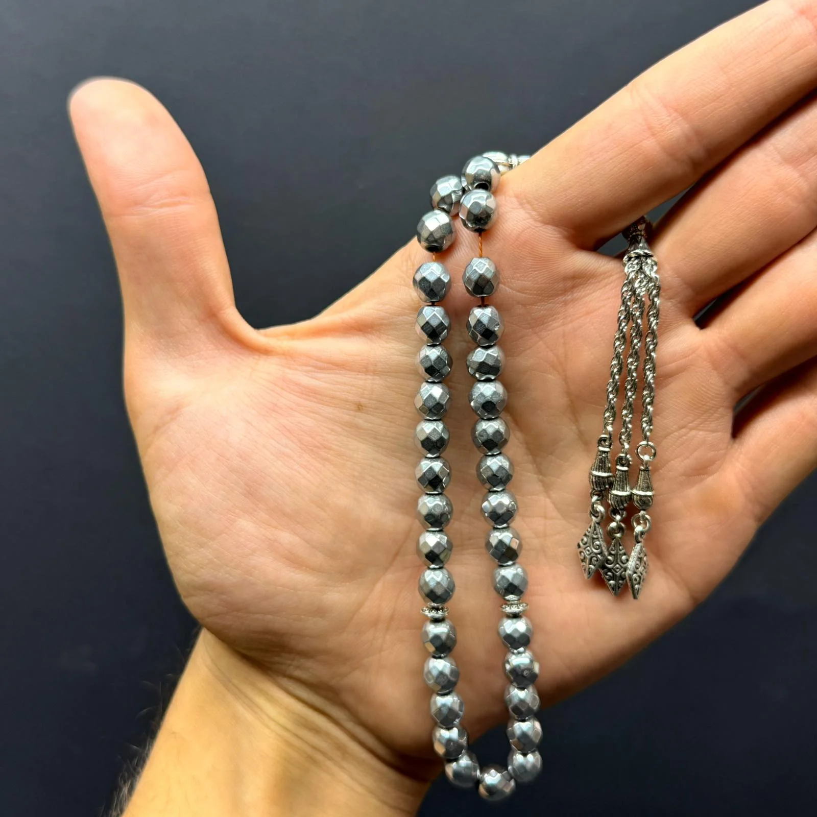 resimler/urunler/Özel Ahşap Kutulu 33’lü Gümüş Hematit Taşı Tesbih