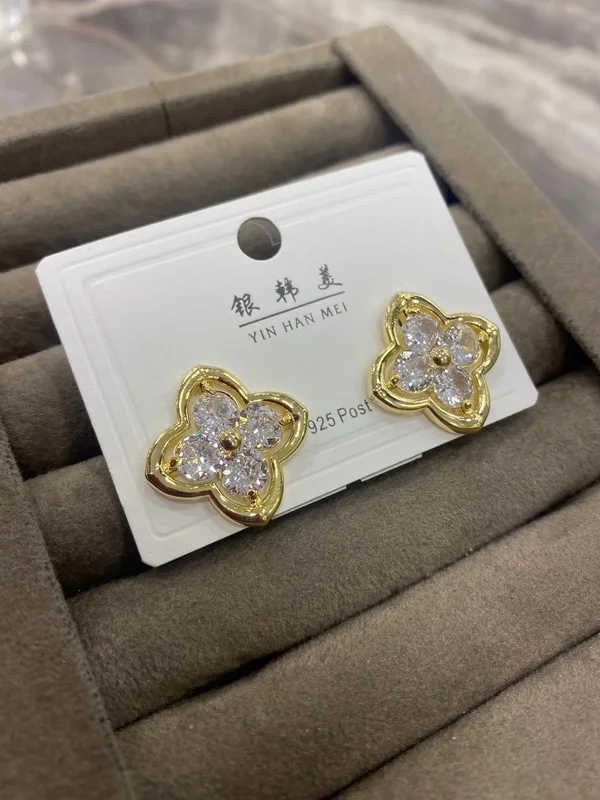 Altın Renk Işıltılı Çiçek Küpe