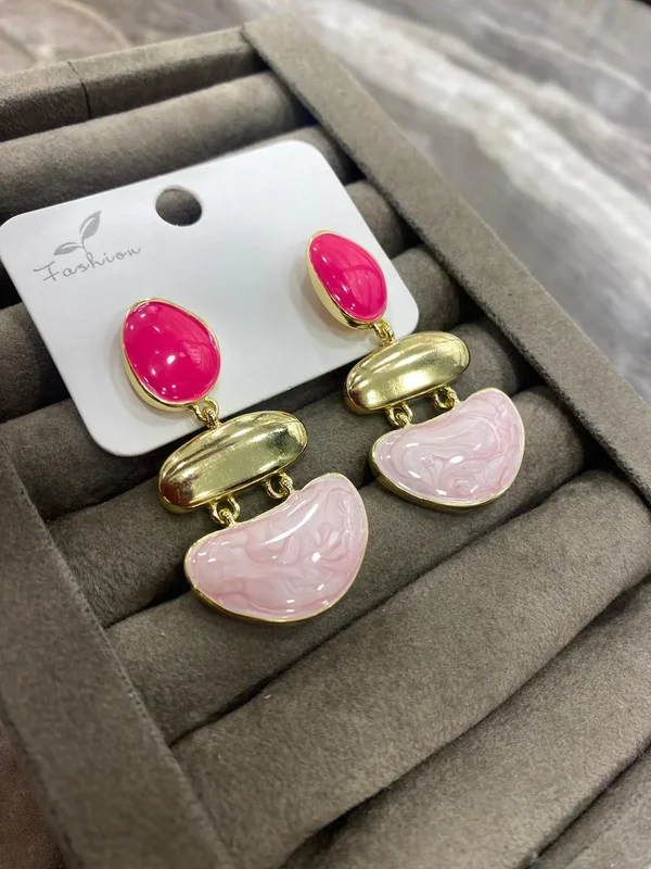 Pembe Renk Modern Form Sallantılı Küpe