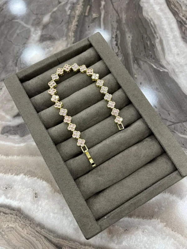 Pembe Çiçek Model Taş Detaylı Altın Renk Çelik Bileklik