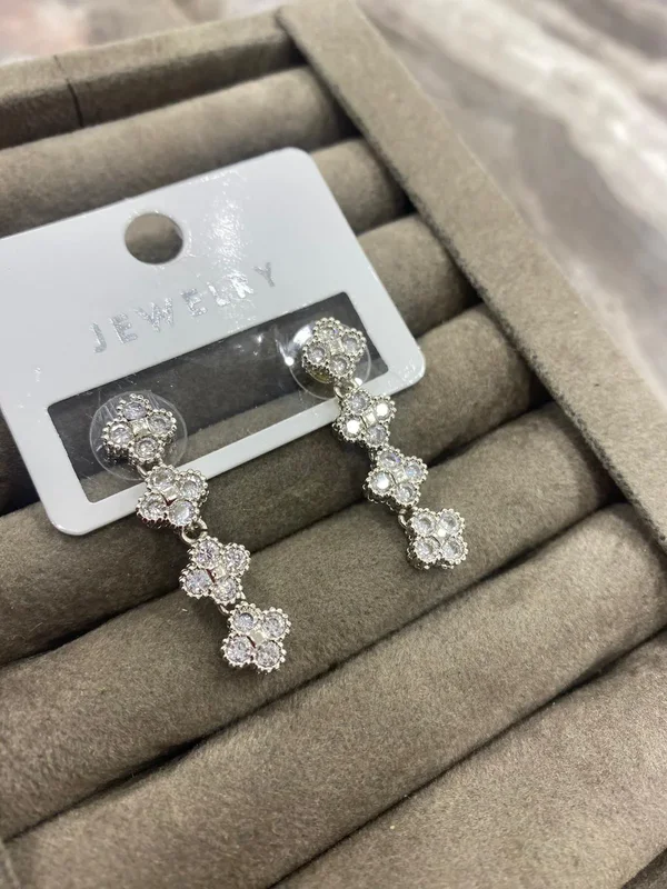 Gümüş Renk Taşlı Çiçek Sallantılı Küpe