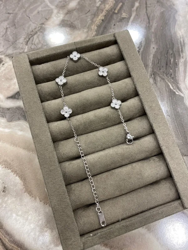 Yonca Model Çelik Bileklik