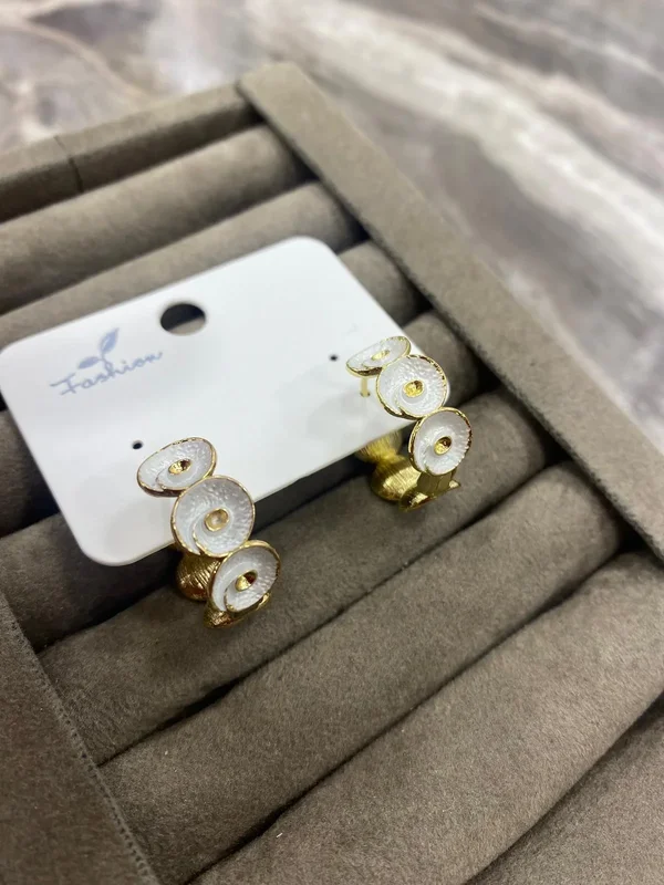 Altın Renk İnci Görünümlü Modern Spiral Küpe