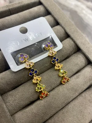 Renkli Taşlı Altın Renk Çiçek Sallantılı Küpe