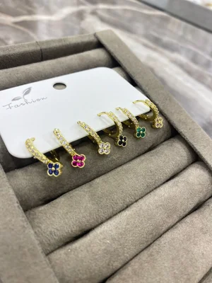 Taşlı Çiçek Figürlü Gümüş Renk Küpe Seti