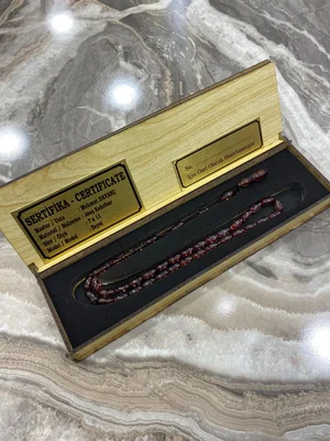 Sertifikalı Ateş Kehribar Tesbih – Kişiye Özel Ahşap Kutulu (Bordo)