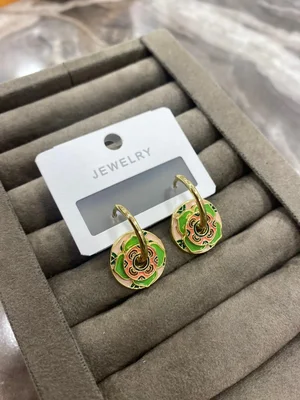 Yeşil Çiçek Desenli Altın Renk Sallantı Küpe