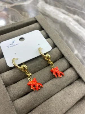 Kırmızı Mineli Balık Figürlü Altın Renk Küpe