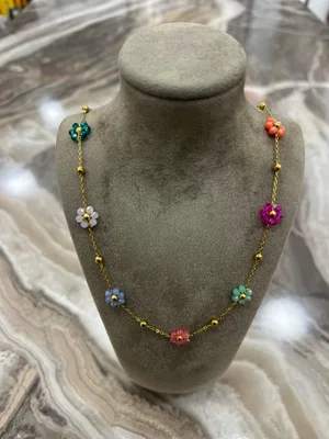 Altın Renk Çiçek Detaylı Çelik Kolye